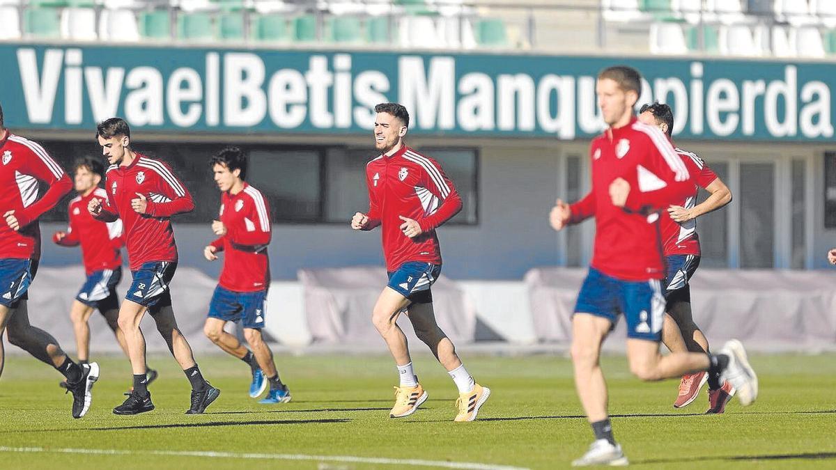 Los jugadores de Osasuna, entrenando ayer en la ciudad deportiva del Betis.