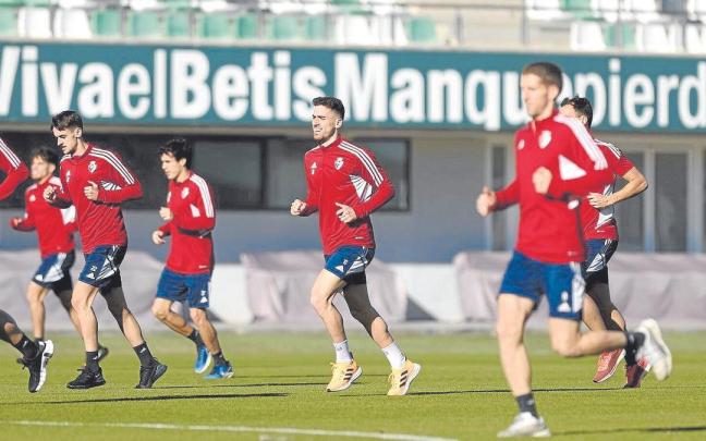 Los jugadores de Osasuna, entrenando ayer en la ciudad deportiva del Betis.