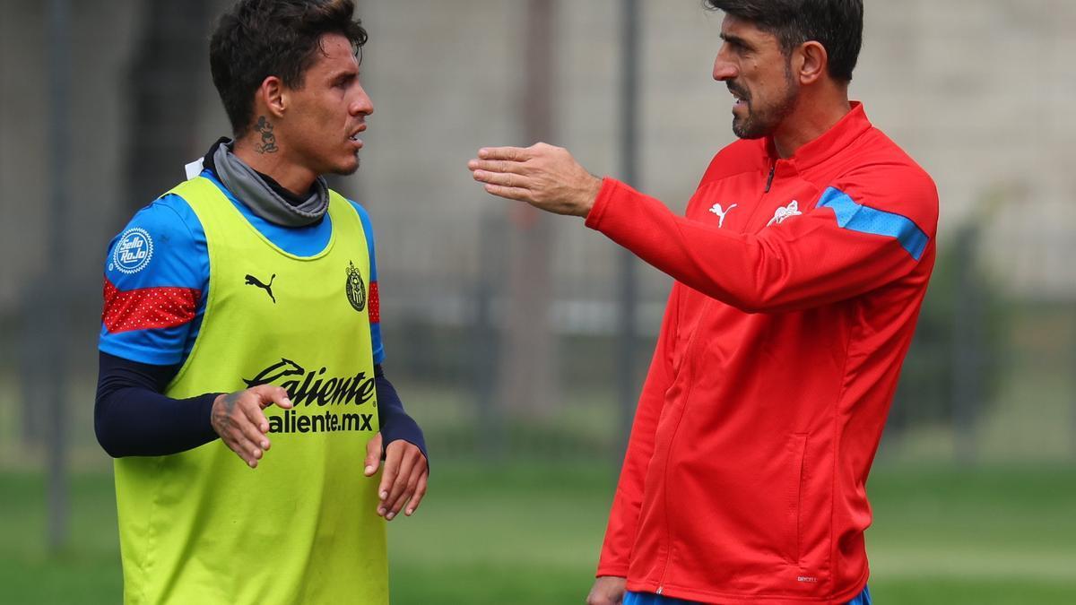 Veljko Paunovic, técnico del Chivas, da indicaciones durante un entrenamiento