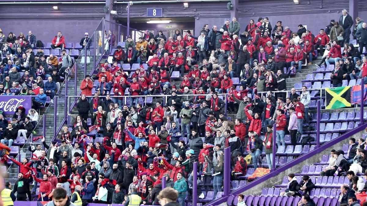 La afición de Osasuna, presente en la grada del Nuevo Zorrilla.