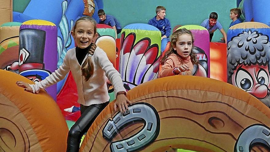 Los y las txikis disfrutaron ayer en el parque infantil instalado en el frontón.