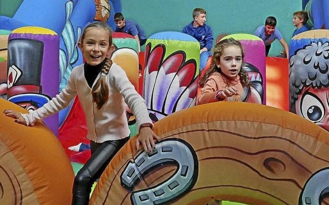 Los y las txikis disfrutaron ayer en el parque infantil instalado en el frontón. Los y las txikis disfrutaron ayer en el parque infantil instalado en el frontón.