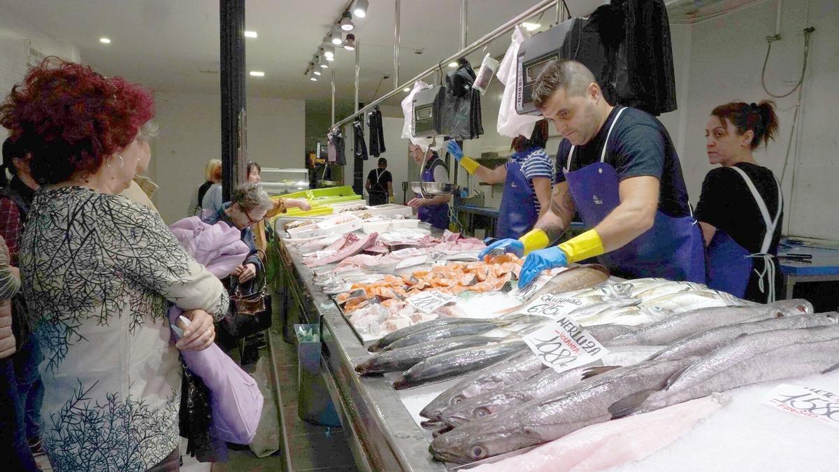 Adolfo Ruiz, propietario de la pescadería Itsasoa : “Al día compramos 12-14 cajas de jibiones, la gente los prepara, congela y los sirve en Navidad”