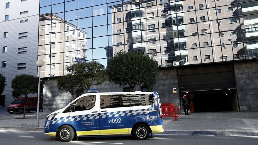 Un furgón de la Policía Municipal abandona los juzgados de Pamplona.