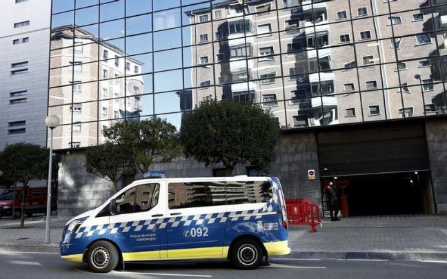 Un furg&oacute;n de la Polic&iacute;a Municipal abandona los juzgados de Pamplona.