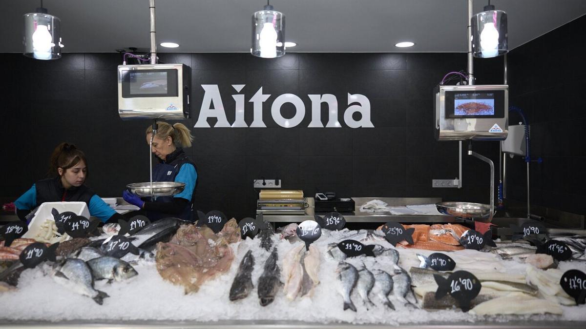 Edurne Vaquero y su madre Raquel Sampedro en su pescadería de Sarriguren.