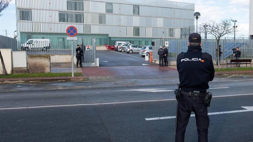 Agentes de Policía en la Jefatura Superior de La Rioja.