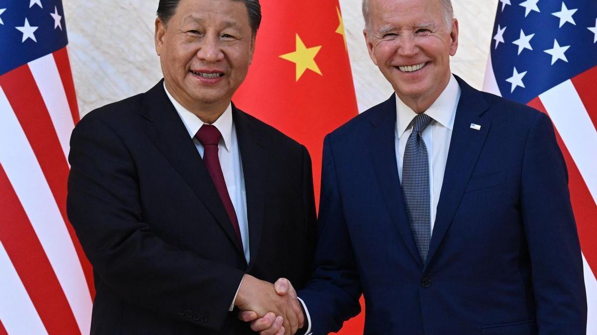 Los presidentes chino y estadounidense se estrecha la mano en el marco de la reunión del G20 que se celebra en Indonesia.