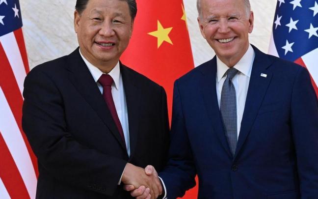 Los presidentes chino y estadounidense se estrecha la mano en el marco de la reunión del G20 que se celebra en Indonesia. Los presidentes chino y estadounidense se estrecha la mano en el marco de la reunión del G20 que se celebra en Indonesia.