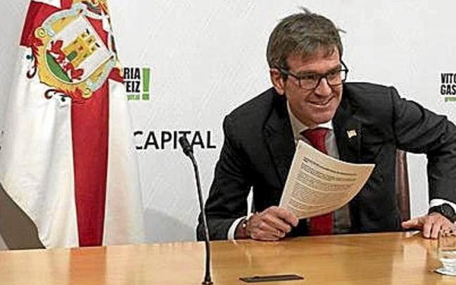 Gorka Urtaran, seguido de Ana Oregi, Raimundo Ruiz de Escudero e Iñaki Gurtubai y el resto de ediles del PNV tras la rueda de prensa, ayer.