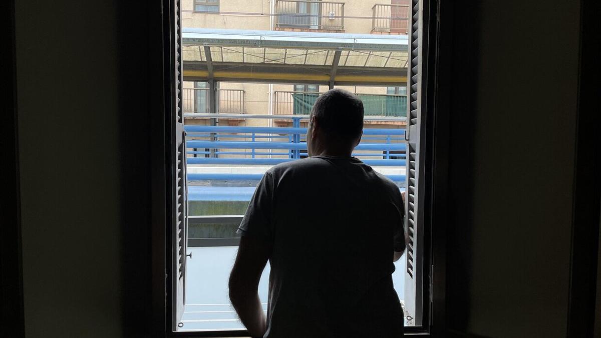 José Antonio, vecino de Pasai Antxo, asomado a la ventana desde donde ve a los pasajeros de Euskotren.