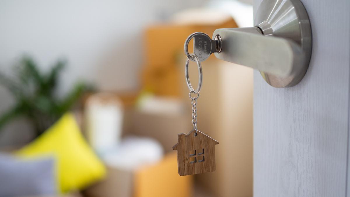 Puerta de acceso a una vivienda con las llaves puestas.