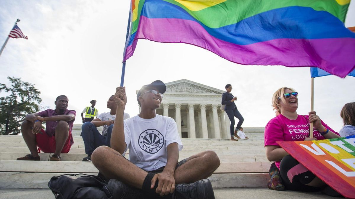 Varias personas celebrando la legalización del matrimonio homosexual ante el Supremo de Washington