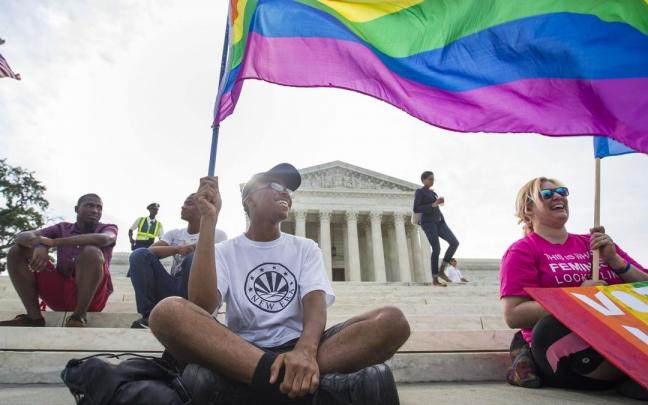 Varias personas celebrando la legalización del matrimonio homosexual ante el Supremo de Washington Varias personas celebrando la legalización del matrimonio homosexual ante el Supremo de Washington