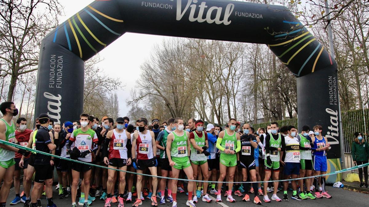 Un grupo de atletas, momentos antes de la salida de la Media Maratón del pasado año. | FOTO: PILAR BARCO