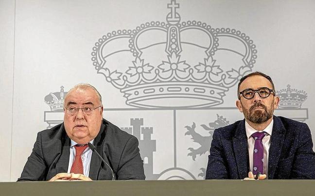 El Secretario de Estado de Justicia, Tontxu Rodr&iacute;guez, junto al delegado del Gobierno espa&ntilde;ol, Denis Itxaso, ayer en Gasteiz. | FOTO: EFE