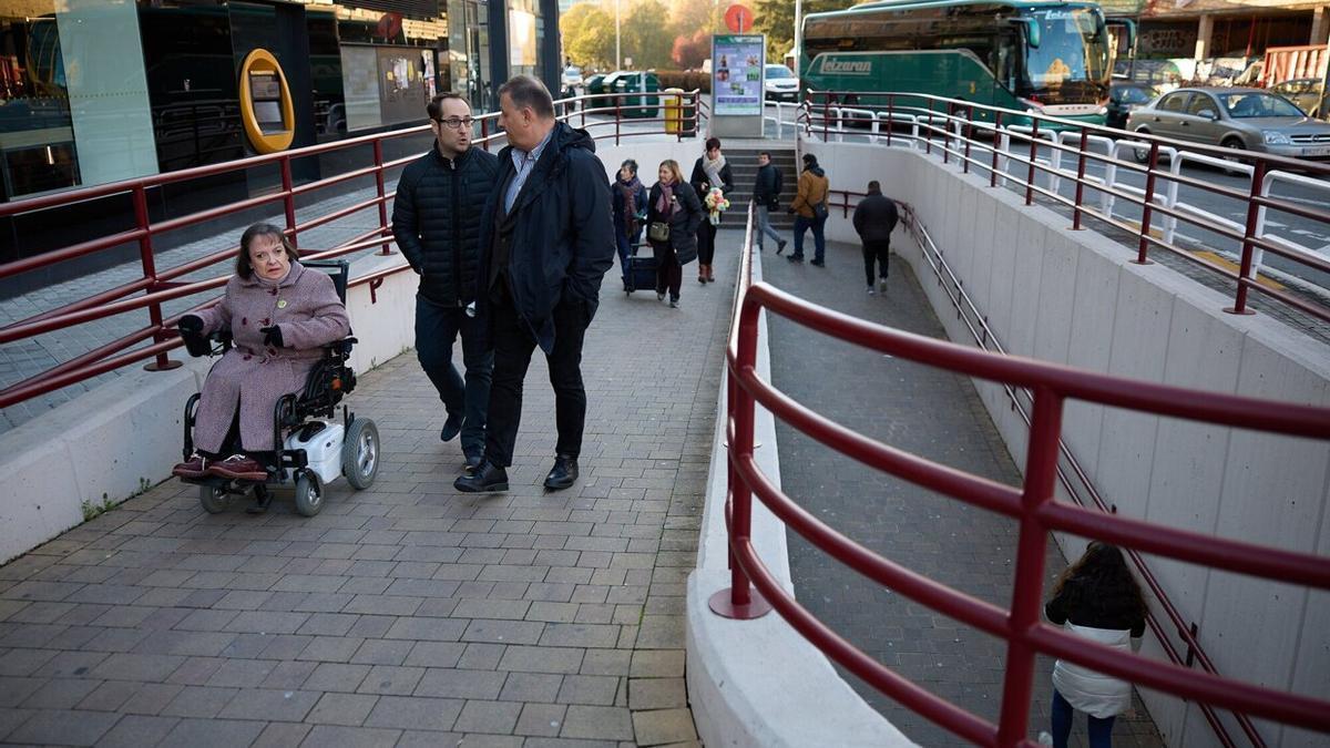 El concejal Labairu, a la derecha de la imagen, y el director del &aacute;rea de Movilidad con vecinos del barrio para analizar los problemas que causa la rotonda.