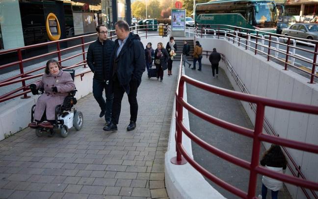 El concejal Labairu, a la derecha de la imagen, y el director del &aacute;rea de Movilidad con vecinos del barrio para analizar los problemas que causa la rotonda.