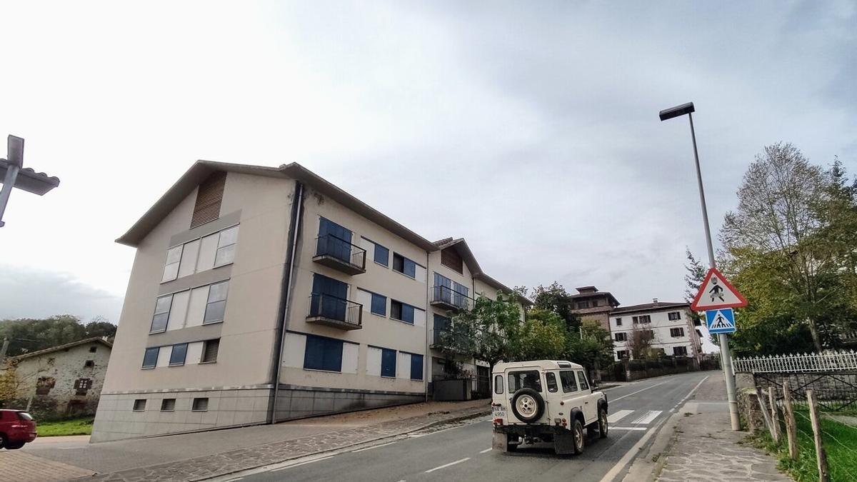 Edificio que albergará las 10 viviendas de alquiler social en Irurita.