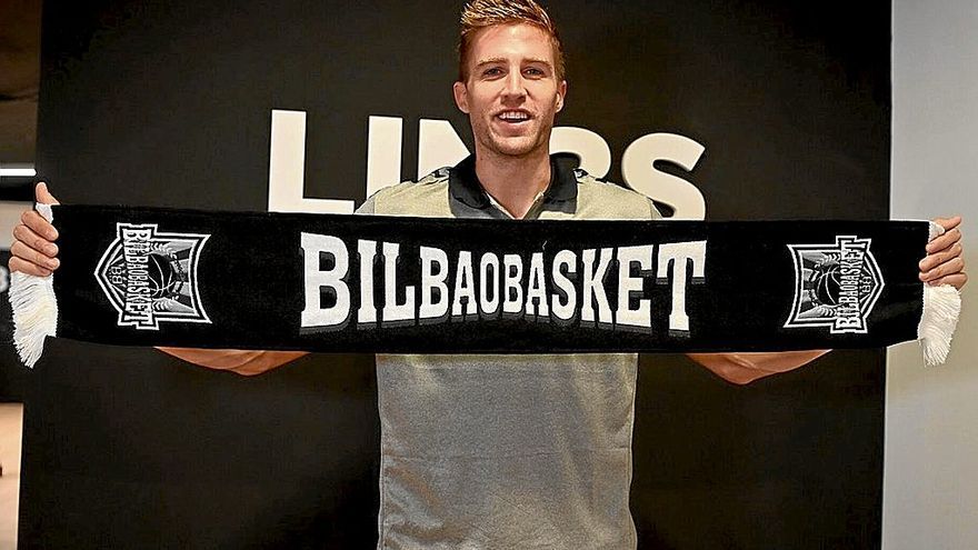 Xavi Rabaseda, durante su presentación ayer como jugador del Bilbao Basket. | FOTO: OSKAR GONZLAEZ