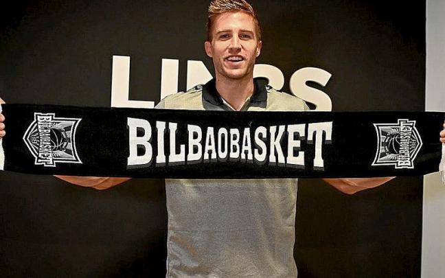 Xavi Rabaseda, durante su presentaci&oacute;n ayer como jugador del Bilbao Basket. | FOTO: OSKAR GONZLAEZ