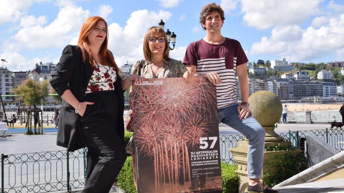 Aitziber Mas, de Super Amara, Arantza Cortajarena, autora del cartel de los fuegos, y el concejal de Fiestas, Jon Insausti en la presentación del programa pirotécnico de Aste Nagusia