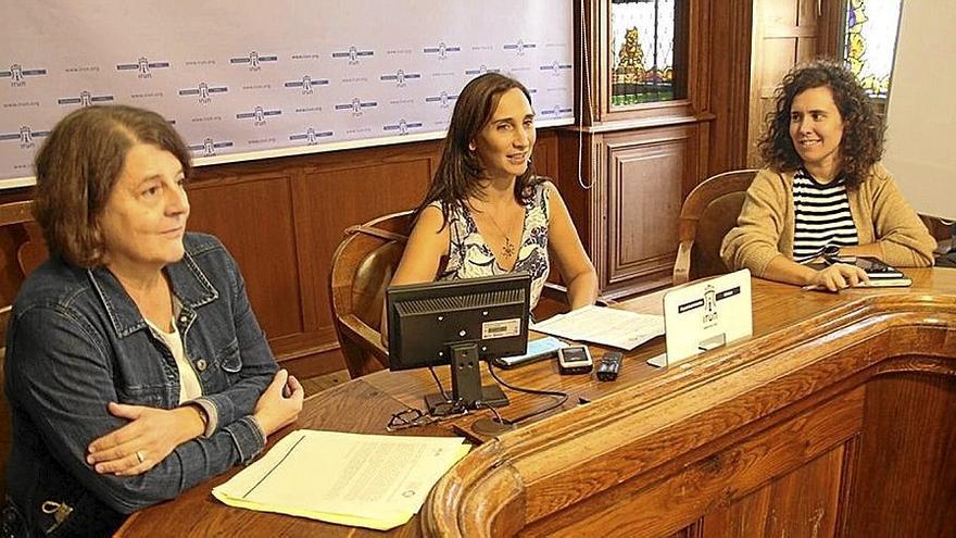 Ezkerretik eskubira, Ara&ntilde;a, Echeveste eta Baquedano, atzo, Irungo udaletxean. | ARGAZKIA: N.G.