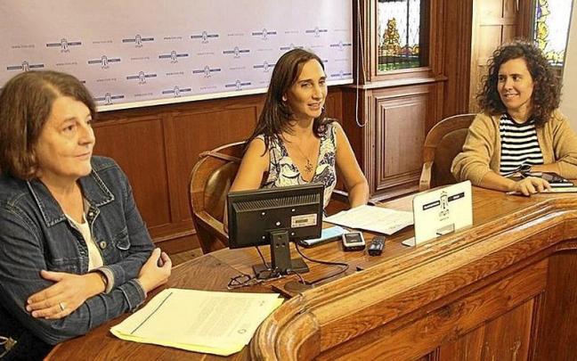 Ezkerretik eskubira, Ara&ntilde;a, Echeveste eta Baquedano, atzo, Irungo udaletxean. | ARGAZKIA: N.G.