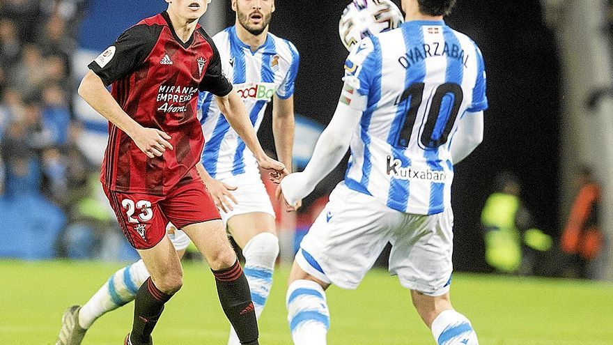 Jon Guridi, con la camiseta del Mirand&eacute;s, persigue el bal&oacute;n ante la Real Sociedad. | FOTO: RUB&Eacute;N PLAZA