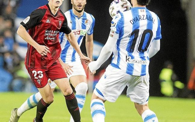 Jon Guridi, con la camiseta del Mirand&eacute;s, persigue el bal&oacute;n ante la Real Sociedad. | FOTO: RUB&Eacute;N PLAZA
