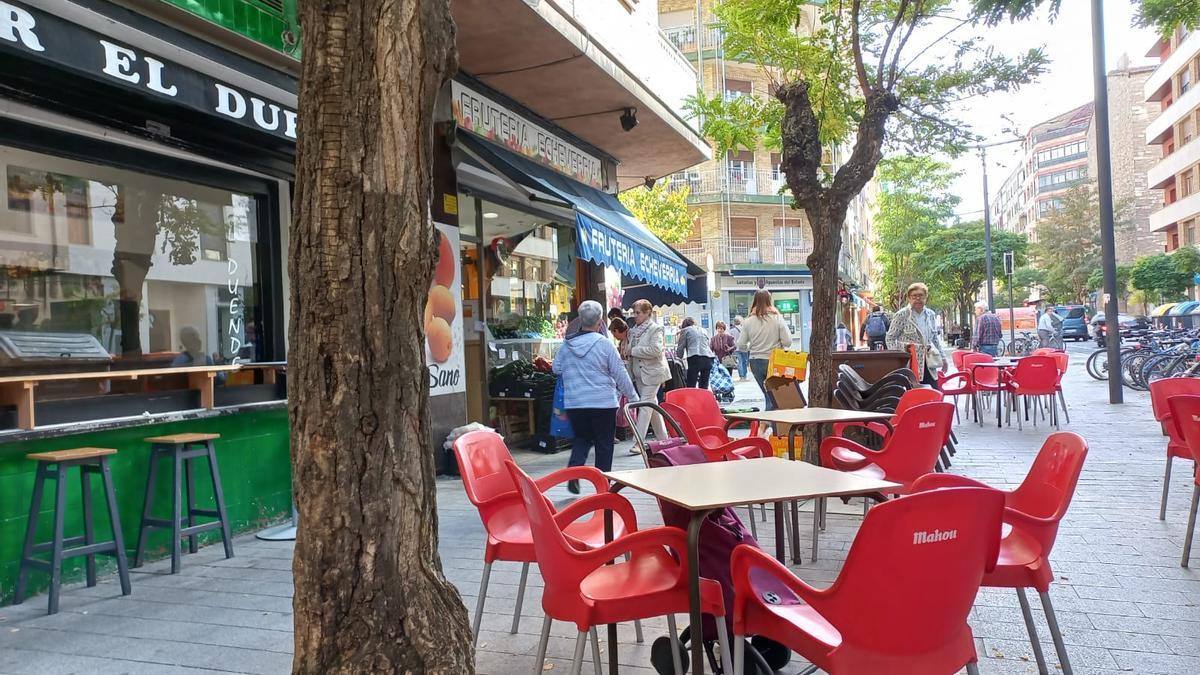 Clientes en una frutería de Vitoria, en la calle Badaia.