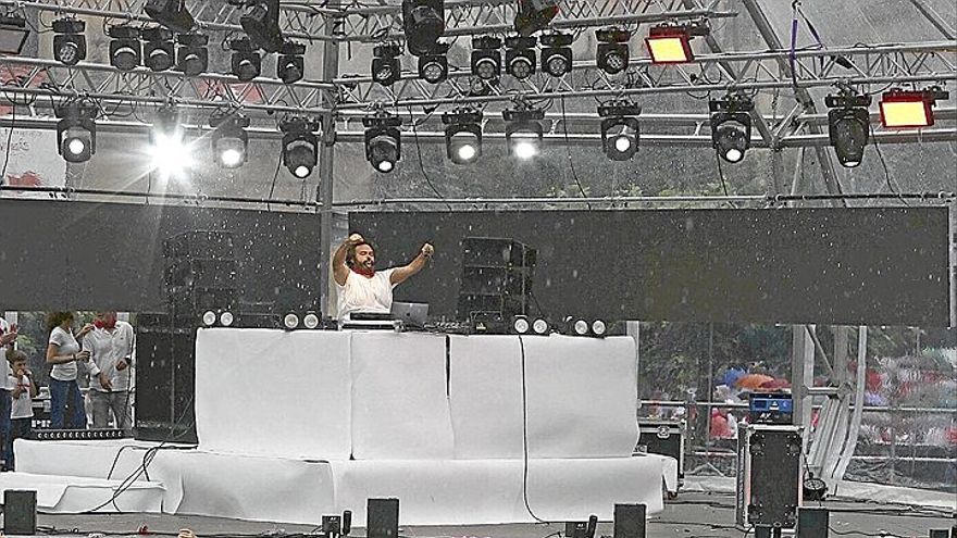 El Dj Carlos Jean triunfó en la Plaza del Castillo en la mañana de ayer. | FOTO: JAVIER BERGASA