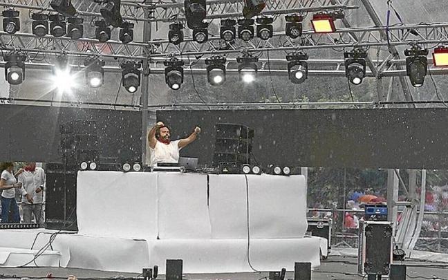 El Dj Carlos Jean triunfó en la Plaza del Castillo en la mañana de ayer. | FOTO: JAVIER BERGASA El Dj Carlos Jean triunfó en la Plaza del Castillo en la mañana de ayer. | FOTO: JAVIER BERGASA