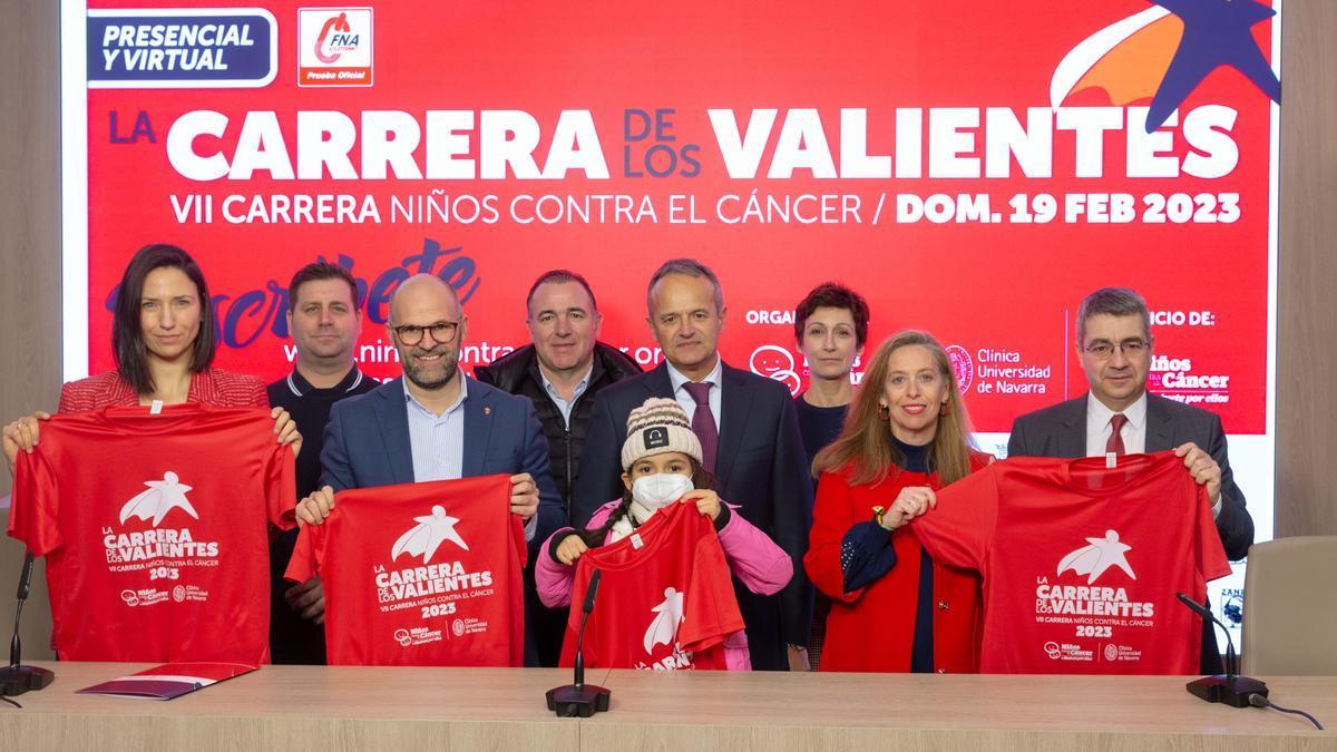 Organizadores y colaboradores de la VII Carrera de los Valientes con Ahinara Iglesias, paciente del programa Niños contra el Cáncer.