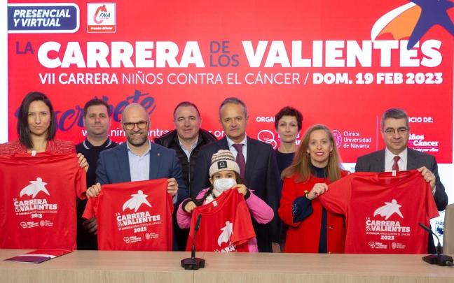 Organizadores y colaboradores de la VII Carrera de los Valientes con Ahinara Iglesias, paciente del programa Niños contra el Cáncer.