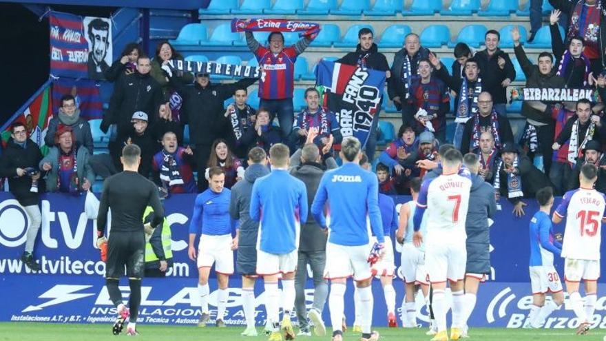 Los jugadores del Eibar agradecen su apoyo a los aficionados armeros desplazados a Ponferrada.