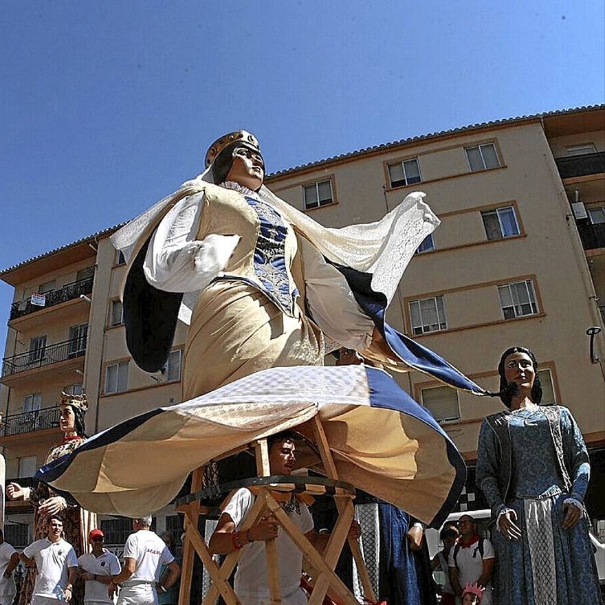 Noáin despide sus fiestas con una concentración de comparsas de gigantes