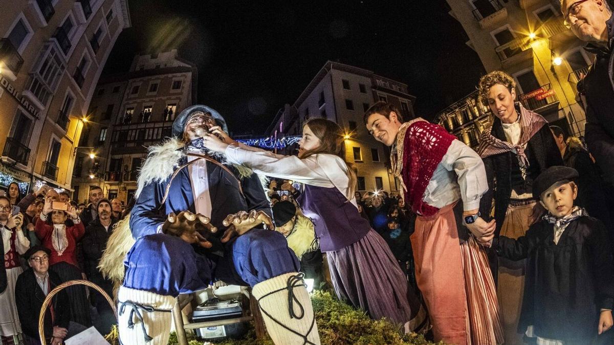 Olentzero, en las calles de Pamplona: imposición de pañuelo por las pelotaris