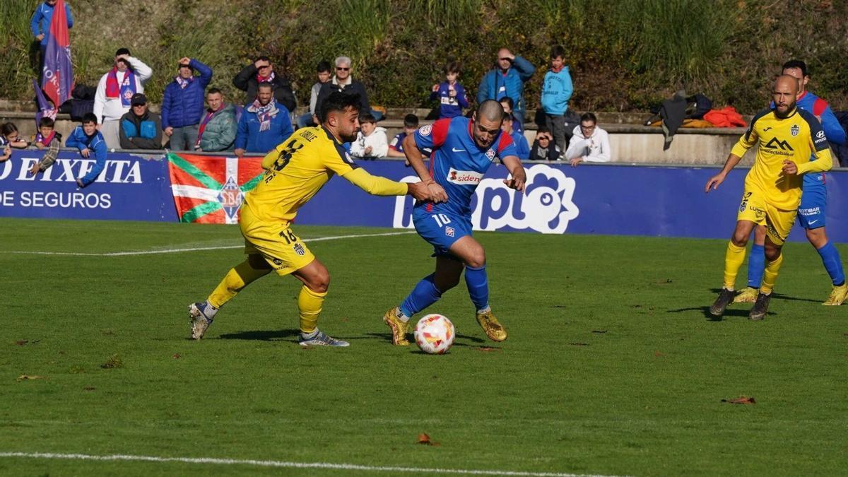 Urko Izeta conduce el balón ante el Atlético Baleares