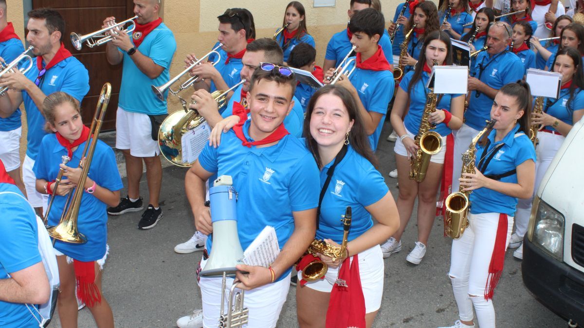 La banda de música La Villafranquesa en el pasacalles tras el chupinazo.