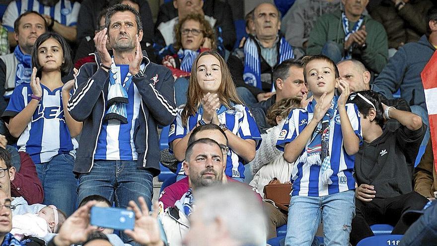 Aficionados del Deportivo Alavés durante el anterior partido entre su equipo y el Albacete en Mendizorroza.