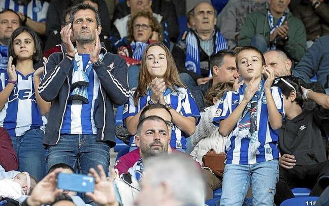 Aficionados del Deportivo Alavés durante el anterior partido entre su equipo y el Albacete en Mendizorroza.