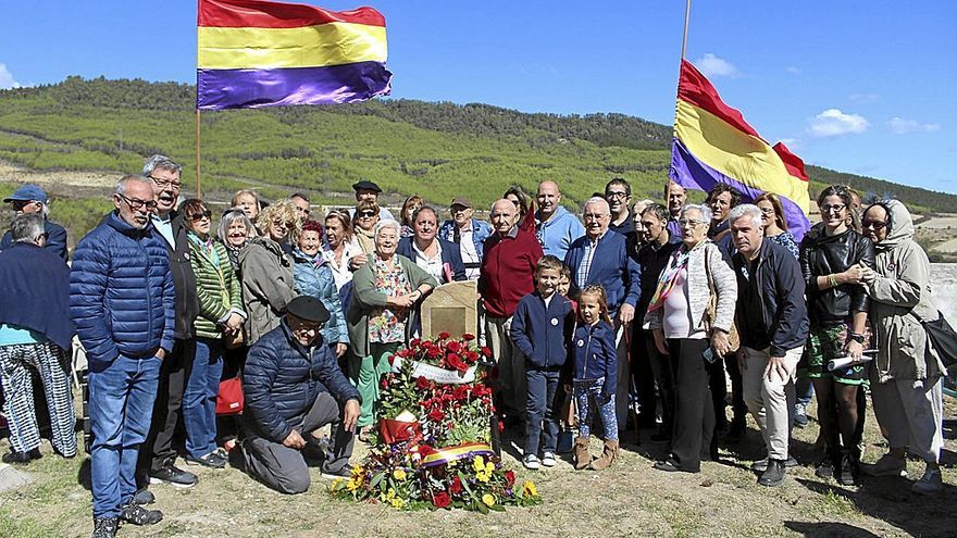 Imagen de familia alrededor del monolito en el cementerio de Aldunate, que da luz y dignidad a la tumba que guarda los restos de personas asesinadas en el Alto de Loiti en 1936.