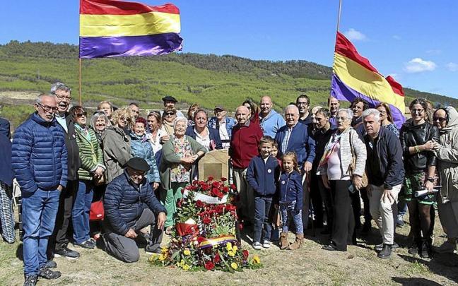 Imagen de familia alrededor del monolito en el cementerio de Aldunate, que da luz y dignidad a la tumba que guarda los restos de personas asesinadas en el Alto de Loiti en 1936.
