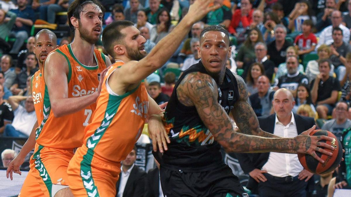 Michale Kyser, que tuvo un destacado papel por su versatilidad en defensa, trata de dar un pase ante Cvetkovic y Tsalmpouris.