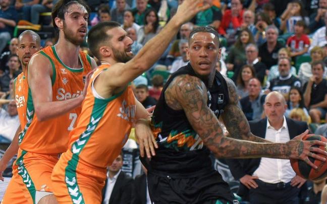 Michale Kyser, que tuvo un destacado papel por su versatilidad en defensa, trata de dar un pase ante Cvetkovic y Tsalmpouris.