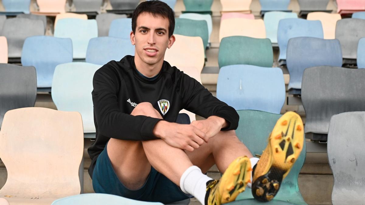 Iker Pedernales posa en Lasesarre.