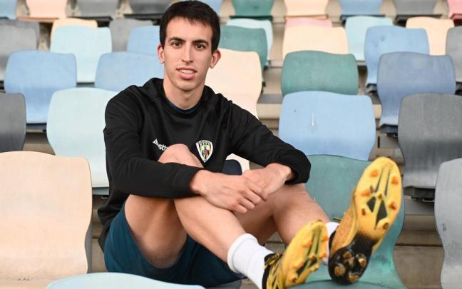 Iker Pedernales posa en Lasesarre.