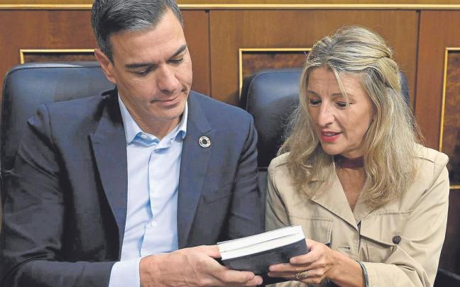 Pedro S&aacute;nchez y Yolanda D&iacute;az observan un libro, ayer durante el pleno en el Congreso.