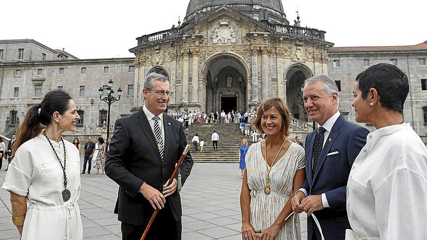 Tejeria, Olano, Alkorta, Urkullu eta Lucia Arieta-Araunabeña Loiolako basilikaren atarian. Argazkia: J. Herrero/Efe